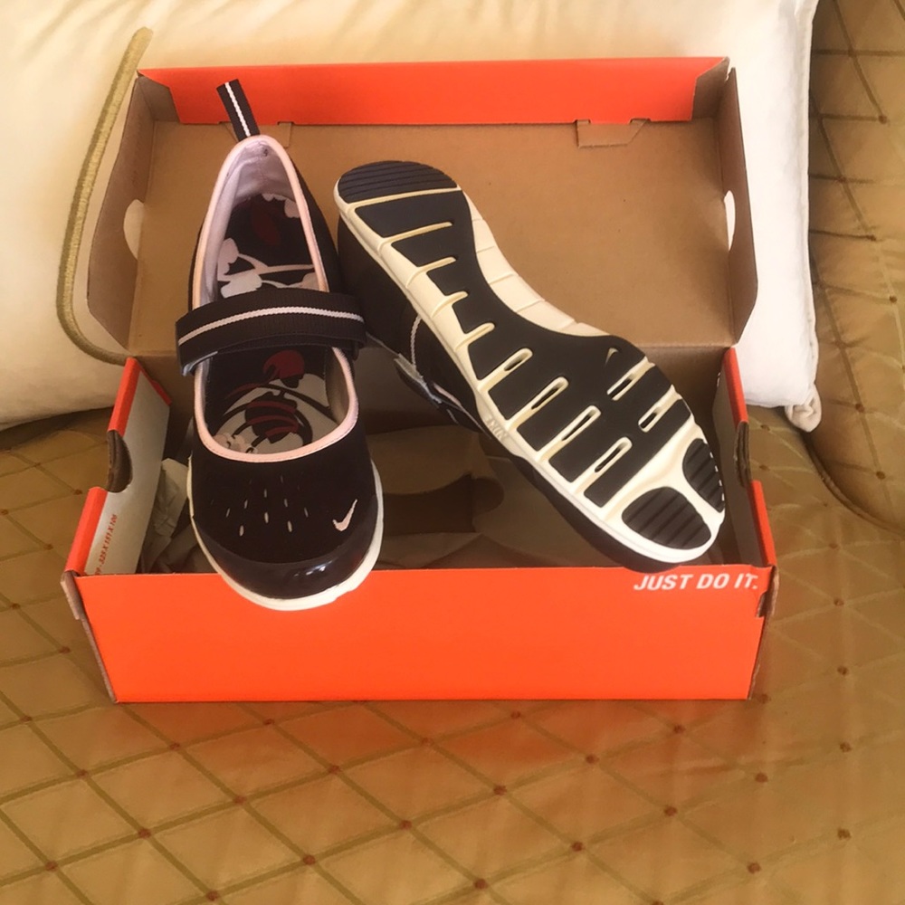 Mary jane tennis shoes